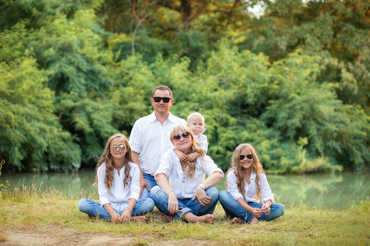 Family portrait. Семейная фотосессия на природе. Семейный портрет на природе. Семейная съемка на природе. Фотосессия семьи на природе.